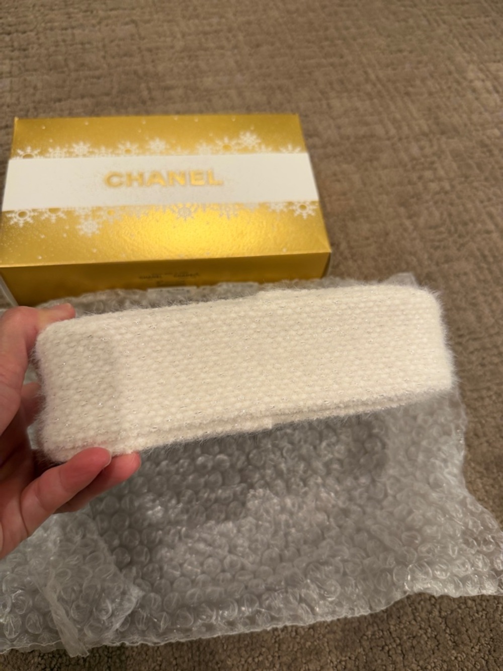CHANEL cosmetic pouch . White Sparkle Beauté Zip Pouch with Gold Logo - Picture 4 of 5